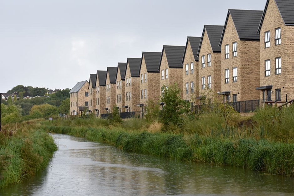 In Wichelstow the natural character of the river has been integrated into the development. Green banks provide space for habitats to thrive.