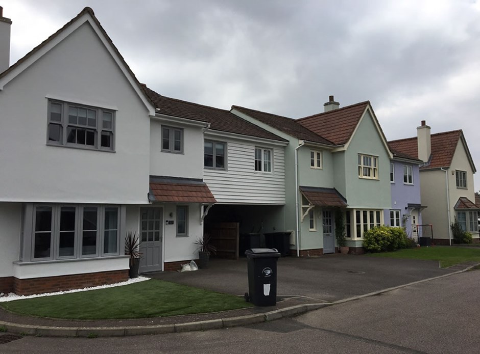 Use of coloured render, jettying and varied roof forms in Hallfield, Quendon.